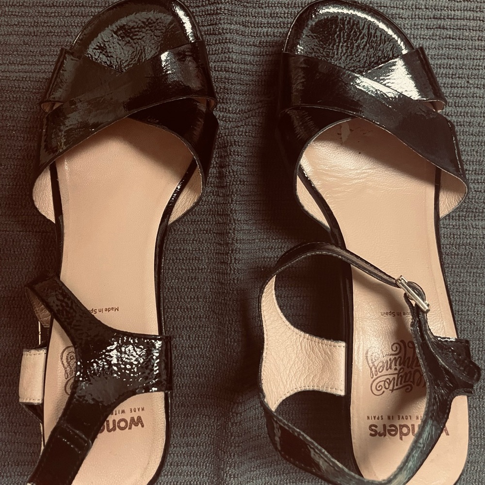 Wonders Patent leather open toed black sandals size 41